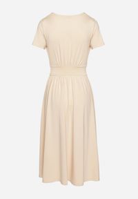 Born2be - Beżowa Taliowana Sukienka z Dekoltem na Zakładkę Quimadea. Okazja: na spotkanie biznesowe. Kolor: beżowy. Materiał: materiał. Wzór: aplikacja. Styl: biznesowy, elegancki #2