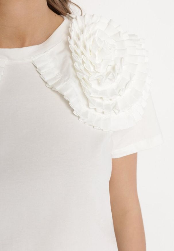 Born2be - Biały Bawełniany T-shirt z Materiałową Aplikacją 3D Jolilena. Okazja: na co dzień, na spotkanie biznesowe, na spacer. Kolor: biały. Materiał: bawełna, materiał. Wzór: aplikacja. Styl: biznesowy, klasyczny, elegancki, casual