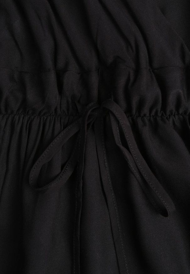 Renee - Czarna Sukienka z Wiskozy Anomaria. Kolor: czarny. Materiał: wiskoza. Długość rękawa: na ramiączkach. Sezon: lato. Typ sukienki: rozkloszowane, kopertowe. Długość: maxi