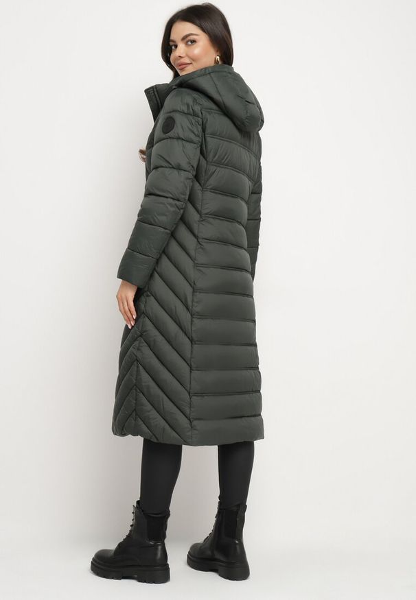 Born2be - Ciemnozielona Kurtka Pikowana o Długim Fasonie z Odpinanym Kapturem Reanora. Okazja: na co dzień, do pracy, na spacer. Kolor: zielony. Materiał: dzianina, jeans. Długość rękawa: długi rękaw. Długość: długie. Styl: casual