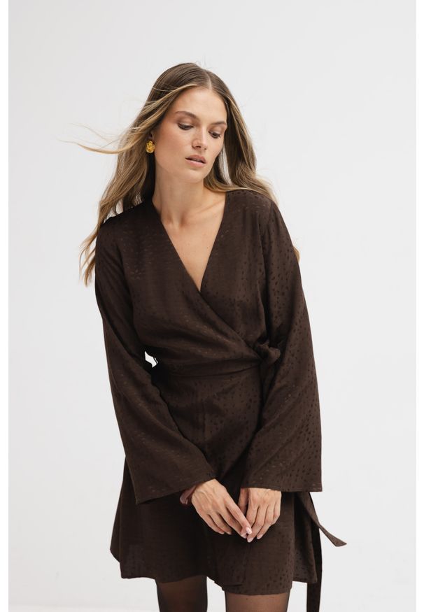 SUKIENKA DARIA CZEKOLADOWA XS - Flawless. Okazja: na co dzień. Typ kołnierza: dekolt w kształcie V. Kolor: brązowy. Materiał: wiskoza, materiał. Typ sukienki: kopertowe. Styl: casual, elegancki. Długość: mini