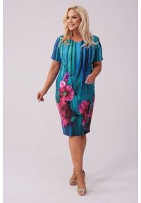 Moda Size Plus Iwanek - Elegancka sukienka Dotty w odcieniach turkusu z delikatnym kwiatowym printem PLUS SIZE XXL WIOSNA. Okazja: na spotkanie biznesowe. Kolekcja: plus size. Wzór: kwiaty, nadruk. Typ sukienki: dla puszystych. Materiał: poliester, elastan, tkanina. Długość rękawa: krótki rękaw. Sezon: wiosna. Styl: elegancki. Długość: midi #1