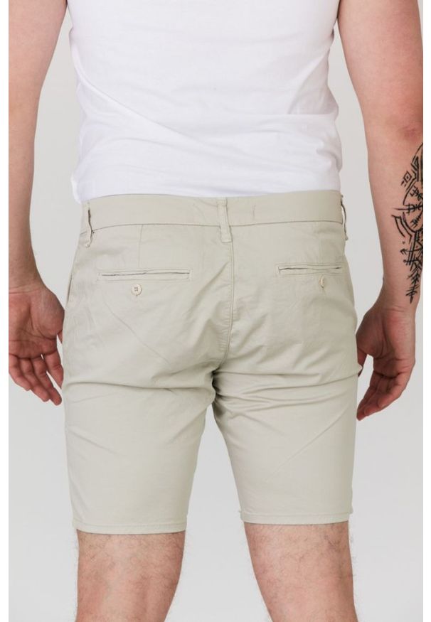 Guess - GUESS Beżowe szorty męskie. Kolor: beżowy. Materiał: bawełna
