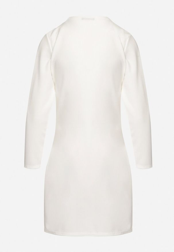 Born2be - Biała Sukienka Kopertowa z Ozdobnym Marszczeniem Ohildria. Kolor: biały. Typ sukienki: kopertowe. Styl: elegancki