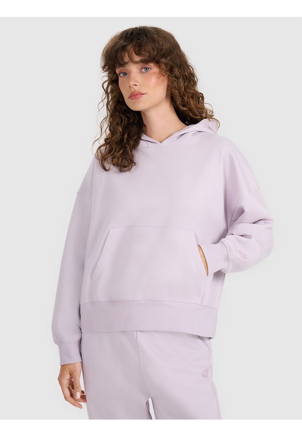 4f - 4F Bluza dresowa nierozpinana z kapturem damska - fioletowa XS. Okazja: na co dzień. Typ kołnierza: kaptur. Kolor: fioletowy. Materiał: dresówka. Wzór: gładki, ze splotem. Styl: casual, klasyczny, sportowy