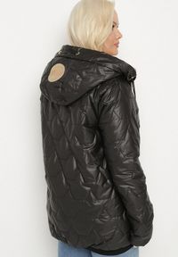 Born2be - Czarna Kurtka Pikowana o Pudełkowym Kroju z Kapturem Nusolea. Okazja: na co dzień. Typ kołnierza: kaptur. Kolekcja: plus size. Kolor: czarny. Materiał: jeans. Styl: casual, elegancki #3