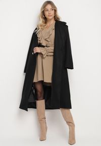 Born2be - Ciemnobeżowa Rozkloszowana Sukienka o Kopertowym Kroju z Falbankami Celonara. Okazja: na imprezę. Typ kołnierza: kołnierz z falbankami. Kolor: beżowy. Typ sukienki: kopertowe. Styl: elegancki #3