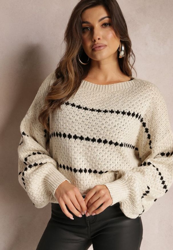Renee - Jasnobeżowy Sweter z Szerokimi Bufiastymi Rękawami i Drobnym Wzorem Nigistis. Kolor: beżowy. Materiał: tkanina, dzianina. Długość rękawa: długi rękaw. Długość: długie. Wzór: paski, aplikacja. Styl: klasyczny