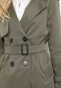 Born2be - Ciemnozielony Długi Płaszcz Trencz o Klasycznym Fasonie z Paskiem Nasde. Okazja: na co dzień. Kolor: zielony. Materiał: jeans. Długość: długie. Styl: klasyczny #6