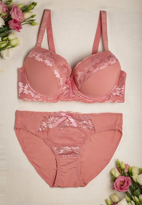 Renee - Jasnoróżowy 2-częściowy Komplet Bielizny z Koronkowej Tkaniny Ursulin. Kolekcja: plus size. Kolor: różowy. Materiał: tkanina, koronka