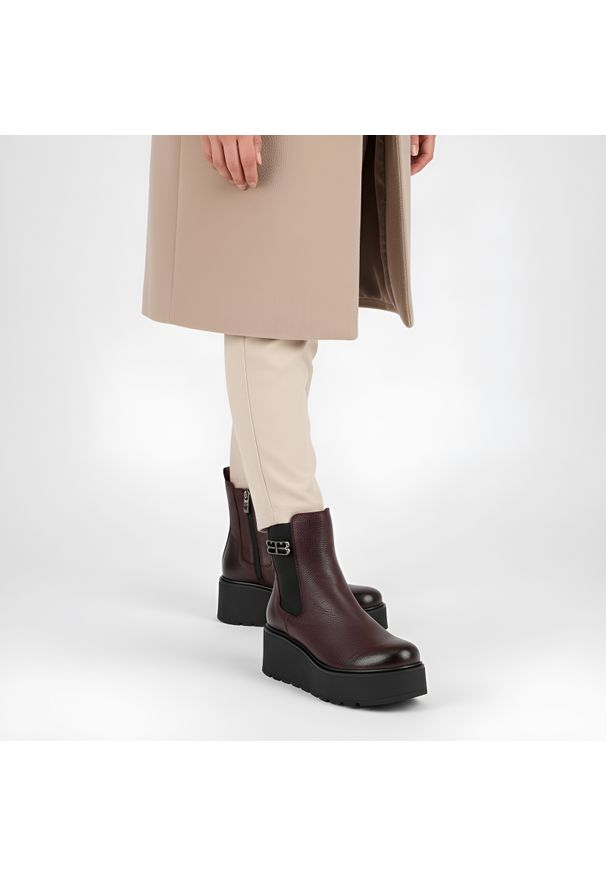 Bordowe Botki Armodo Eleganckie Obuwie Damskie Na Koturnie. Kolor: czerwony. Materiał: skóra. Wzór: aplikacja. Sezon: zima, jesień. Obcas: na koturnie. Styl: elegancki