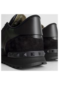 Valentino Garavani - VALENTINO GARAVANI Czarne sneakersy rockrunner w kamuflażu khaki, Rozmiar 40. Zapięcie: pasek. Kolor: czarny #4