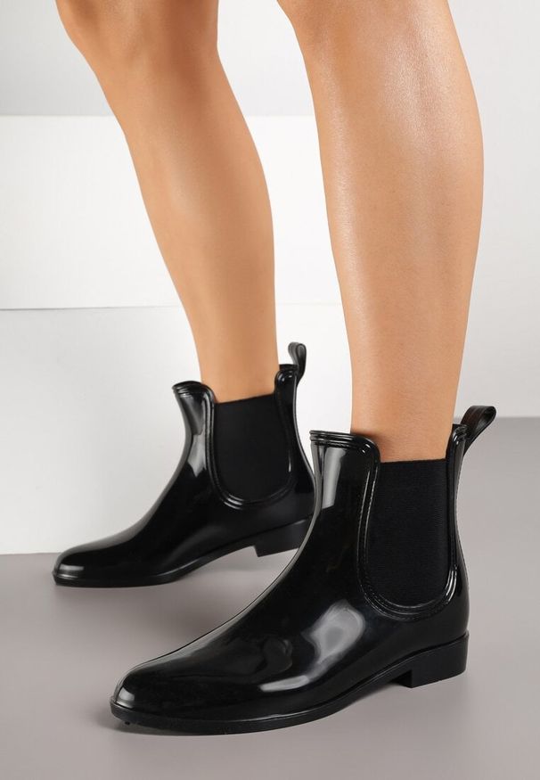 Born2be - Czarne Lakierowane Kalosze Typu Sztyblety Yolilise. Okazja: na co dzień. Kolor: czarny. Materiał: lakier. Wzór: aplikacja. Styl: klasyczny, casual, elegancki