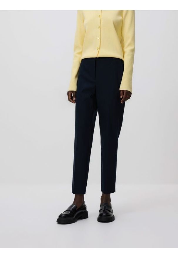 Reserved - Spodnie w kant z bawełną - granatowy. Kolor: niebieski. Materiał: bawełna