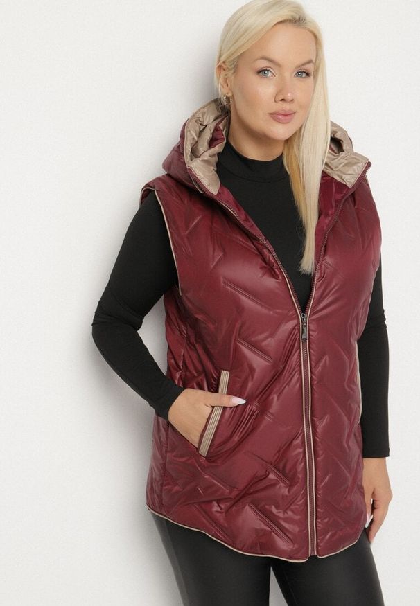 Born2be - Czerwona Pikowana Kamizelka z Odpinanym Kapturem Rilanisa. Okazja: na co dzień. Kolor: czerwony. Materiał: jeans. Styl: klasyczny, casual, elegancki