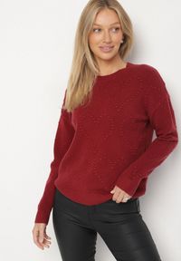 Born2be - Bordowy Sweter Ozdobiony Motywem Serc Unisae. Okazja: na co dzień. Kolor: czerwony. Materiał: jeans. Wzór: aplikacja. Styl: casual