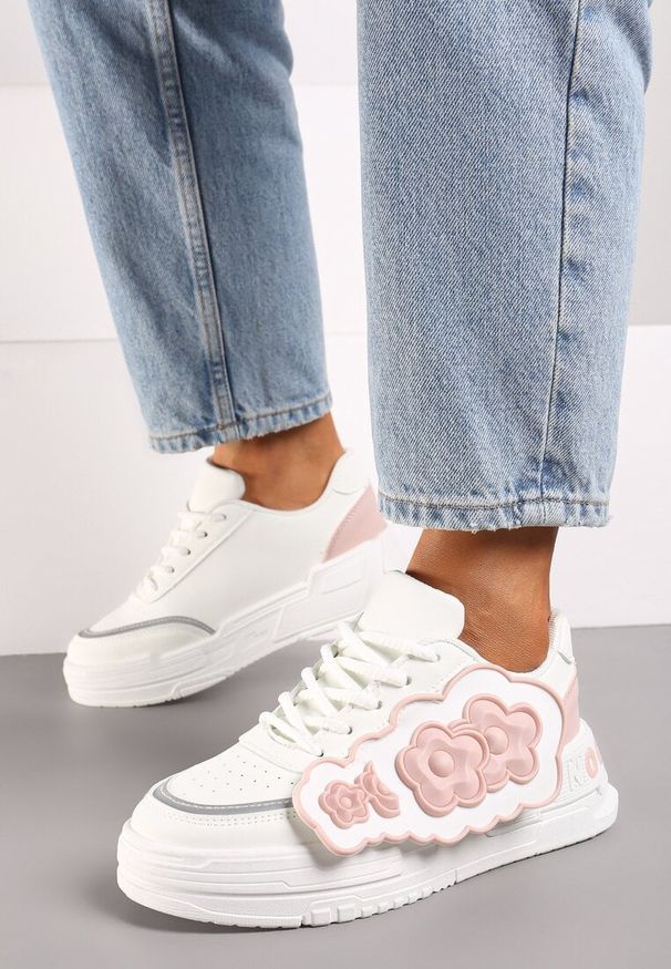 Renee - Biało-Różowe Sneakersy na Niskiej Platformie z Ozdobnymi Kwiatkami na Boku Benavilla. Nosek buta: okrągły. Zapięcie: sznurówki. Kolor: biały. Materiał: materiał. Wzór: kwiaty. Obcas: na platformie. Wysokość obcasa: niski