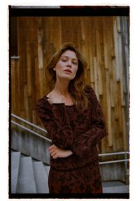 MOODO - Sweter w roślinny wzór brązowy. Kolor: brązowy. Materiał: poliester, wiskoza #1