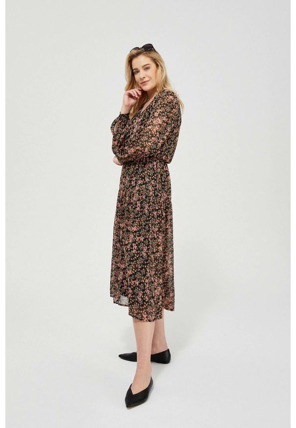 MOODO - Wzorzysta sukienka w stylu boho. Okazja: na co dzień, do pracy. Typ kołnierza: dekolt w serek. Materiał: guma, poliester. Wzór: kwiaty, nadruk. Typ sukienki: baskinki. Styl: boho
