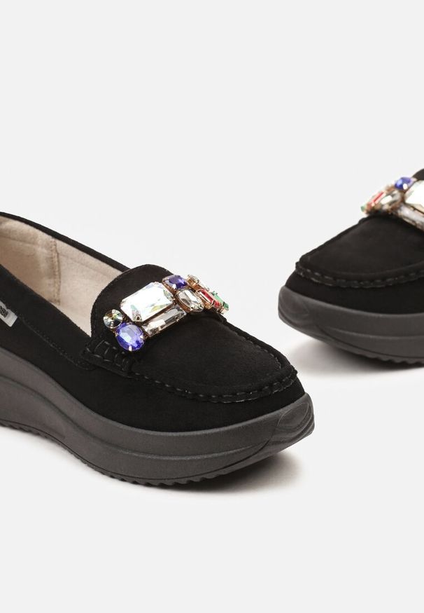 Born2be - Czarne Mokasyny na Grubej Podeszwie z Przeszyciami i Kolorowymi Kryształkami Iaria. Kolor: czarny. Materiał: jeans, satyna. Wzór: kolorowy. Styl: elegancki, klasyczny