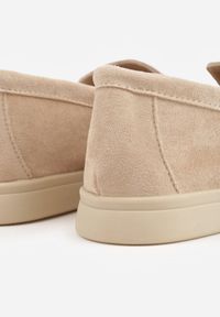 Born2be - Ciemnobeżowe Mokasyny z Imitacji Zamszu z Ozdobnym Przeszyciem i Zawieszką Veleyra. Okazja: na co dzień, do pracy, na spotkanie biznesowe. Kolor: beżowy. Materiał: zamsz. Styl: biznesowy, klasyczny, casual #8