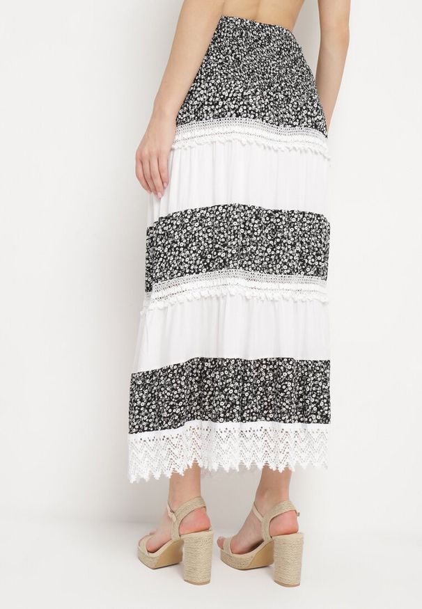 Born2be - Czarno-Biała Spódnica w Drobne Kwiaty o Rozkloszowanym Fasonie Liofara. Okazja: na co dzień. Kolor: czarny. Wzór: kwiaty. Sezon: lato. Styl: casual