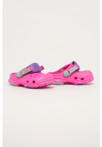 Crocs Klapki dziecięce kolor różowy. Nosek buta: okrągły. Kolor: różowy. Materiał: materiał. Wzór: gładki