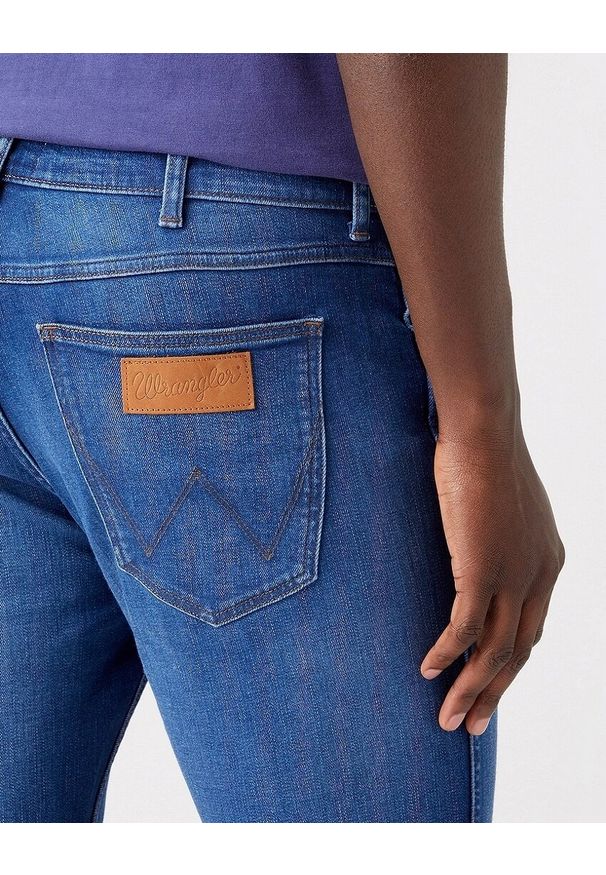 Wrangler - WRANGLER GREENSBORO MĘSKIE SPODNIE JEANSOWE JEANS DŻINSY HEARTBREAKER W15QYI23A 112320205. Okazja: na co dzień. Stan: obniżony. Styl: klasyczny, casual