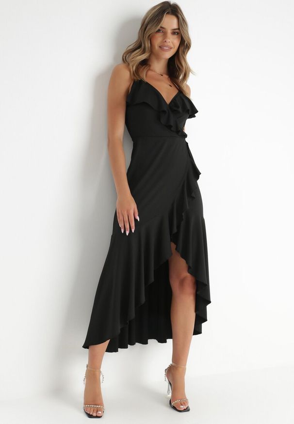 Born2be - Czarna Kopertowa Sukienka na Ramiączkach Zdobiona Falbanami Adathe. Kolor: czarny. Długość rękawa: na ramiączkach. Wzór: aplikacja. Typ sukienki: kopertowe. Styl: elegancki. Długość: midi