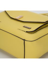 Wittchen - Damska torebka listonoszka z metalową ozdobą. Kolor: żółty. Wzór: aplikacja. Dodatki: z haftem. Materiał: skórzane. Rozmiar: małe. Styl: casual, elegancki