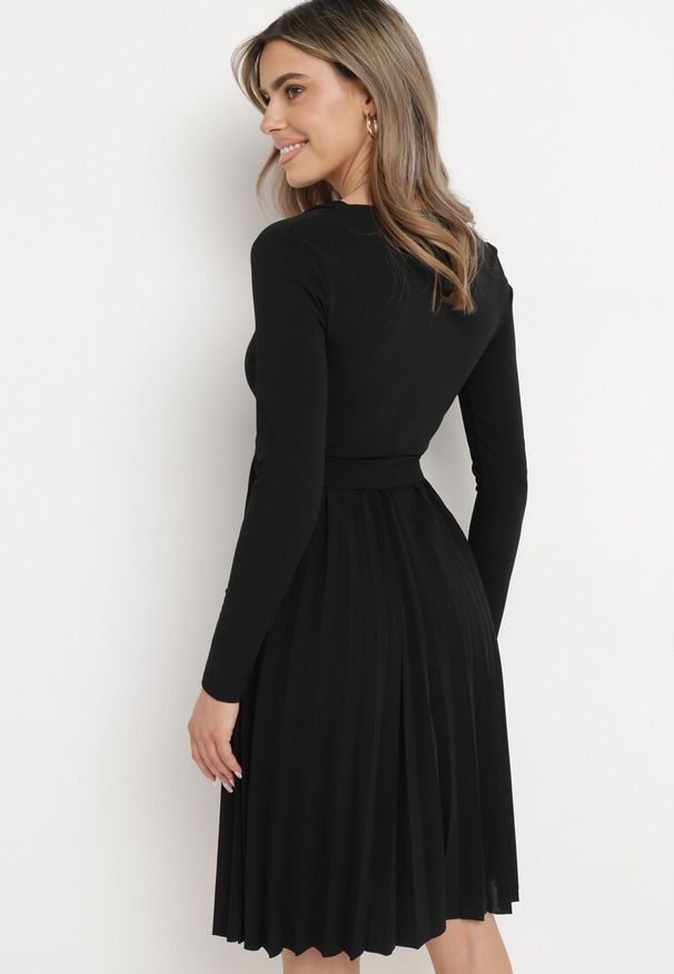 Born2be - Czarna Midi Sukienka z Plisowanym Dołem i Kopertowym Dekoltem z Materiałowym Paskiem Obebba. Kolor: czarny. Materiał: materiał. Typ sukienki: kopertowe. Styl: elegancki. Długość: midi