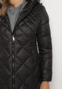 Born2be - Czarna Długa Pikowana Kurtka z Kapturem Sisilara. Okazja: na spacer, na co dzień. Typ kołnierza: kaptur. Kolor: czarny. Długość: długie. Sezon: zima, jesień. Styl: klasyczny, casual, elegancki #2