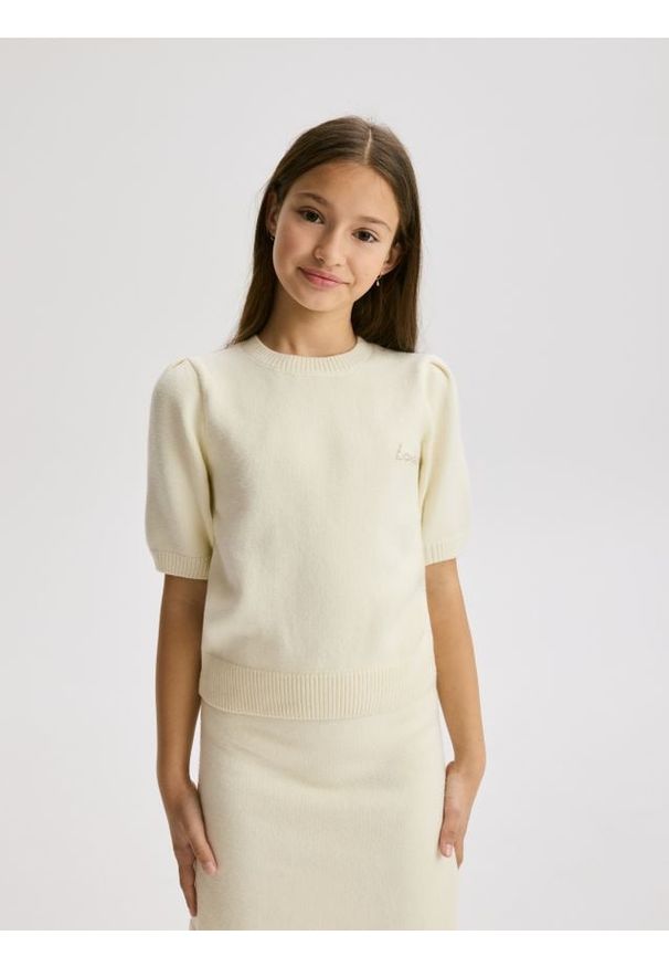 Reserved - Sweter z krótkim rękawem - złamana biel. Materiał: dzianina. Długość rękawa: krótki rękaw. Długość: krótkie