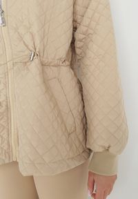 Born2be - Beżowa Kurtka Pikowana Bomberka Ellieanna. Kolor: beżowy. Styl: elegancki #2