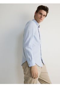 Reserved - Gładka koszula regular fit - jasnoniebieski. Kolor: niebieski. Materiał: bawełna, tkanina. Wzór: gładki #1
