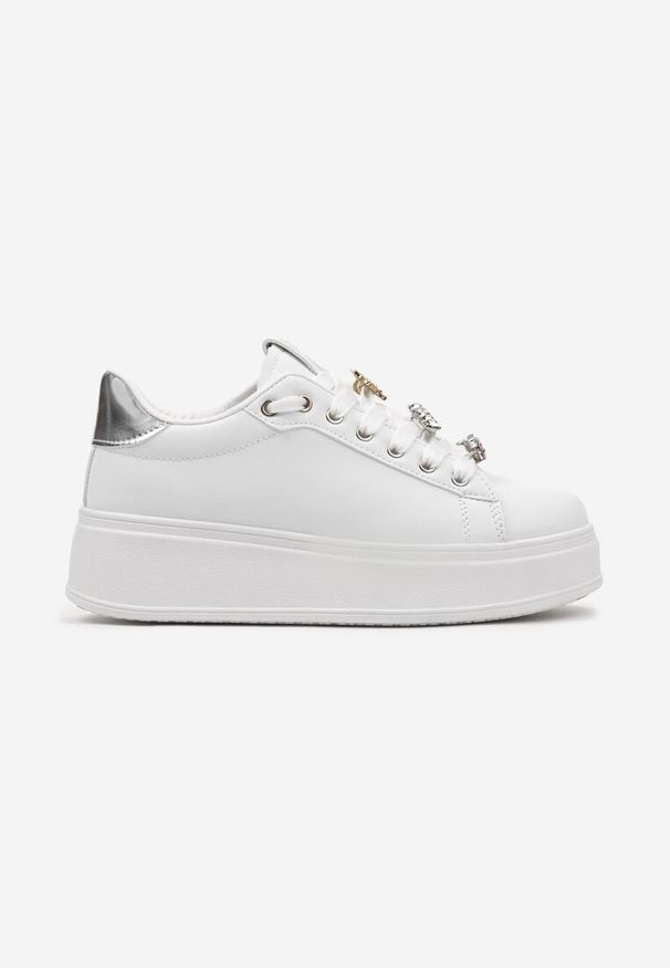 Renee - Biało-Srebrne Sneakersy na Platformie Ozdobione Odpinanymi Aplikacjami z Cyrkonii Neishi. Okazja: na co dzień. Nosek buta: okrągły. Zapięcie: sznurówki. Kolor: biały. Materiał: jeans. Wzór: aplikacja. Obcas: na platformie