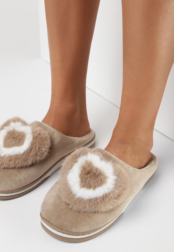 Born2be - Beżowe Kapcie Thaleis. Zapięcie: bez zapięcia. Kolor: beżowy. Materiał: futro, welur, materiał. Wzór: aplikacja
