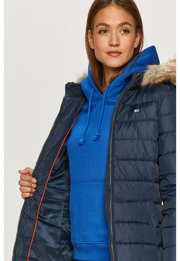 Tommy Jeans - Kurtka puchowa. Kolor: niebieski. Materiał: puch