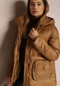 Renee - Brązowa Kurtka Pikowana Ściągana w Talii Althomene. Okazja: na co dzień. Kolor: brązowy. Długość rękawa: długi rękaw. Długość: długie. Styl: casual #5