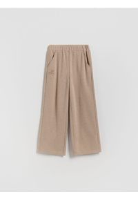 Reserved - Dzianinowe spodnie z haftem - beżowy. Kolor: beżowy. Materiał: dzianina. Wzór: haft #1