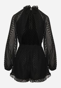 Born2be - Czarny Kombinezon z Tkaniny Plumeti z Bufiastymi Rękawami i Krótkimi Nogawkami Dolene. Okazja: na co dzień. Kolor: czarny. Materiał: tkanina. Długość: krótkie. Styl: casual, elegancki #6