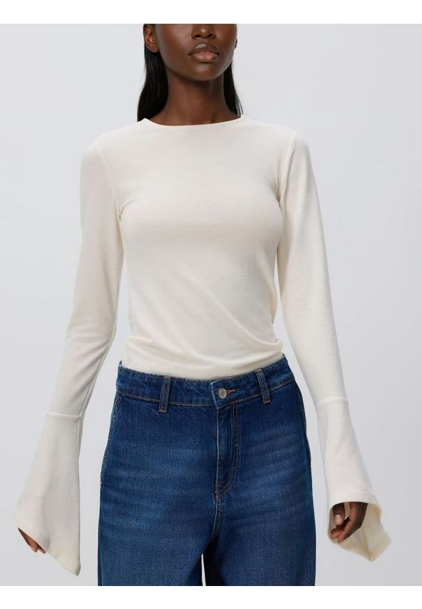 Reserved - Bluzka z rozszerzanymi rękawami - złamana biel. Materiał: dzianina, wiskoza