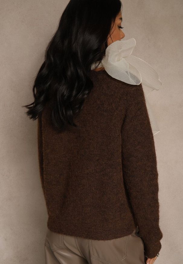 Renee - Brązowy Sweter z Dodatkiem Wełny Ozdobiony przy Szyi Wiązaniem Tusmele. Kolor: brązowy. Materiał: wełna. Wzór: aplikacja. Styl: elegancki