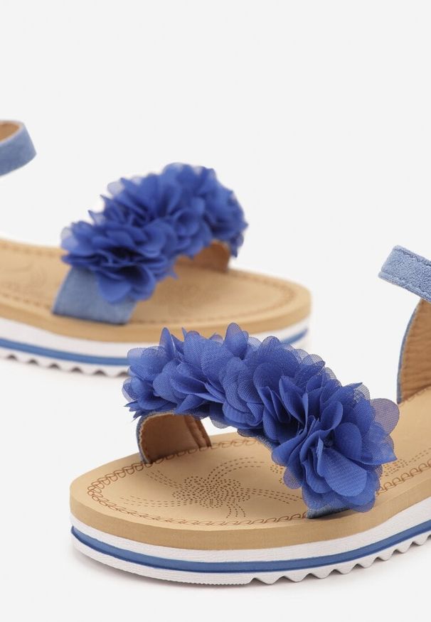 Renee - Niebieskie Sandały na Grubej Podeszwie z Aplikacją z Imitacją Kwiatów Filadwena. Okazja: na co dzień. Kolor: niebieski. Materiał: jeans. Wzór: aplikacja, kwiaty. Sezon: lato. Obcas: na koturnie. Styl: klasyczny, elegancki, casual