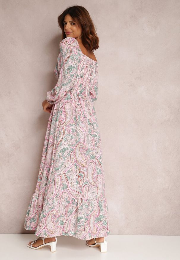 Renee - Różowo-Zielona Sukienka Agaris. Typ kołnierza: dekolt kwadratowy. Kolor: różowy. Długość rękawa: długi rękaw. Wzór: paisley, aplikacja, kolorowy. Styl: klasyczny. Długość: maxi