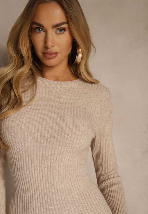 Renee - Beżowa Prążkowana Sukienka z Dzianiny z Bawełną o Dopasowanym Kroju Tesoria. Okazja: na co dzień. Kolor: beżowy. Materiał: dzianina, bawełna, prążkowany. Styl: casual