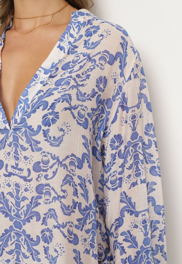 Born2be - Niebiesko-Biała Sukienka z Dekoltem w Serek i Falbanką Novian. Okazja: na co dzień. Typ kołnierza: dekolt w serek. Kolor: niebieski. Materiał: skóra, zamsz. Długość rękawa: długi rękaw. Styl: boho, klasyczny, casual