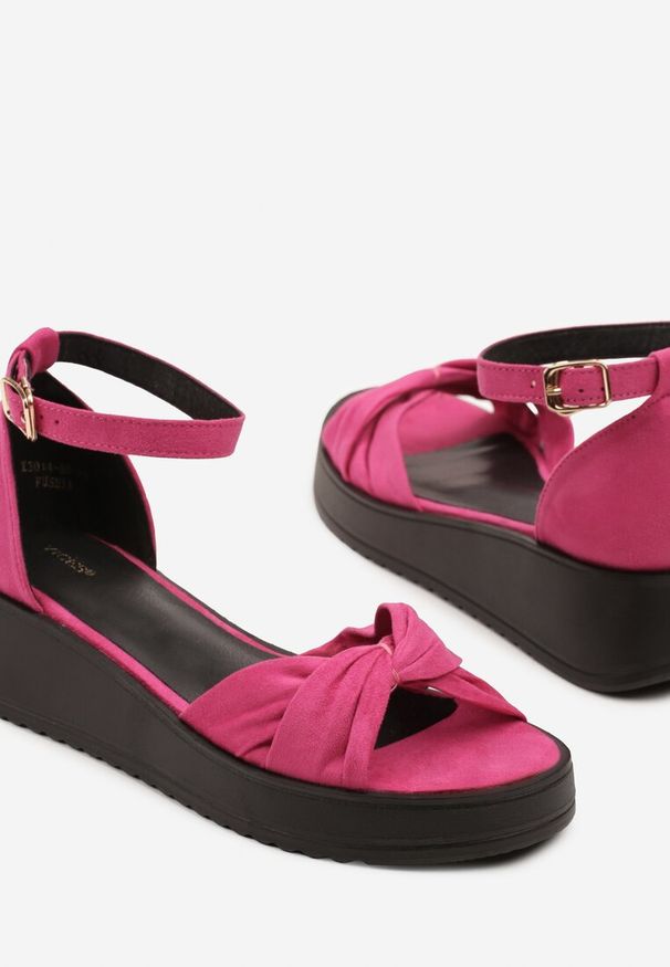 Renee - Fuksjowe Sandały Vices z Ozdobną Cholewką i Paskiem z Klamerką Rearosa. Okazja: na imprezę, na co dzień. Zapięcie: pasek. Kolor: różowy. Materiał: jeans. Wzór: aplikacja. Styl: casual, elegancki
