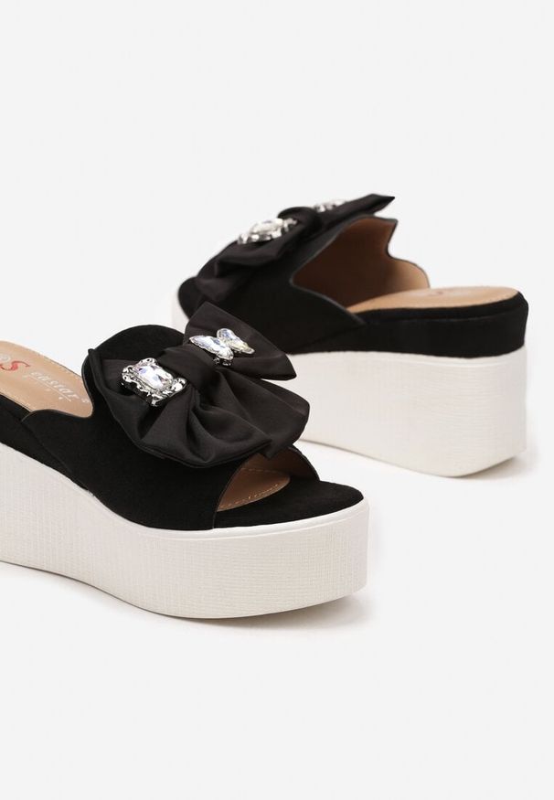 Renee - Czarne Klapki na Koturnie z Kokardą i Cyrkoniami Danirith. Okazja: na co dzień. Kolor: czarny. Materiał: jeans. Wzór: aplikacja. Obcas: na koturnie. Styl: elegancki, casual