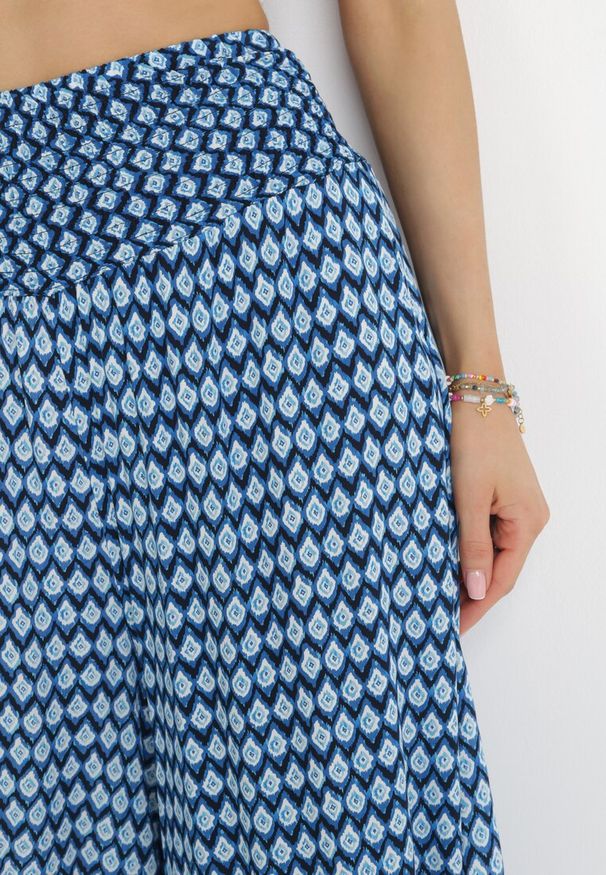 Born2be - Granatowo-Niebieskie Wiskozowe Spodnie z Szerokimi Nogawkami i Gumką w Pasie Athulia. Kolor: niebieski. Materiał: wiskoza. Sezon: wiosna, lato